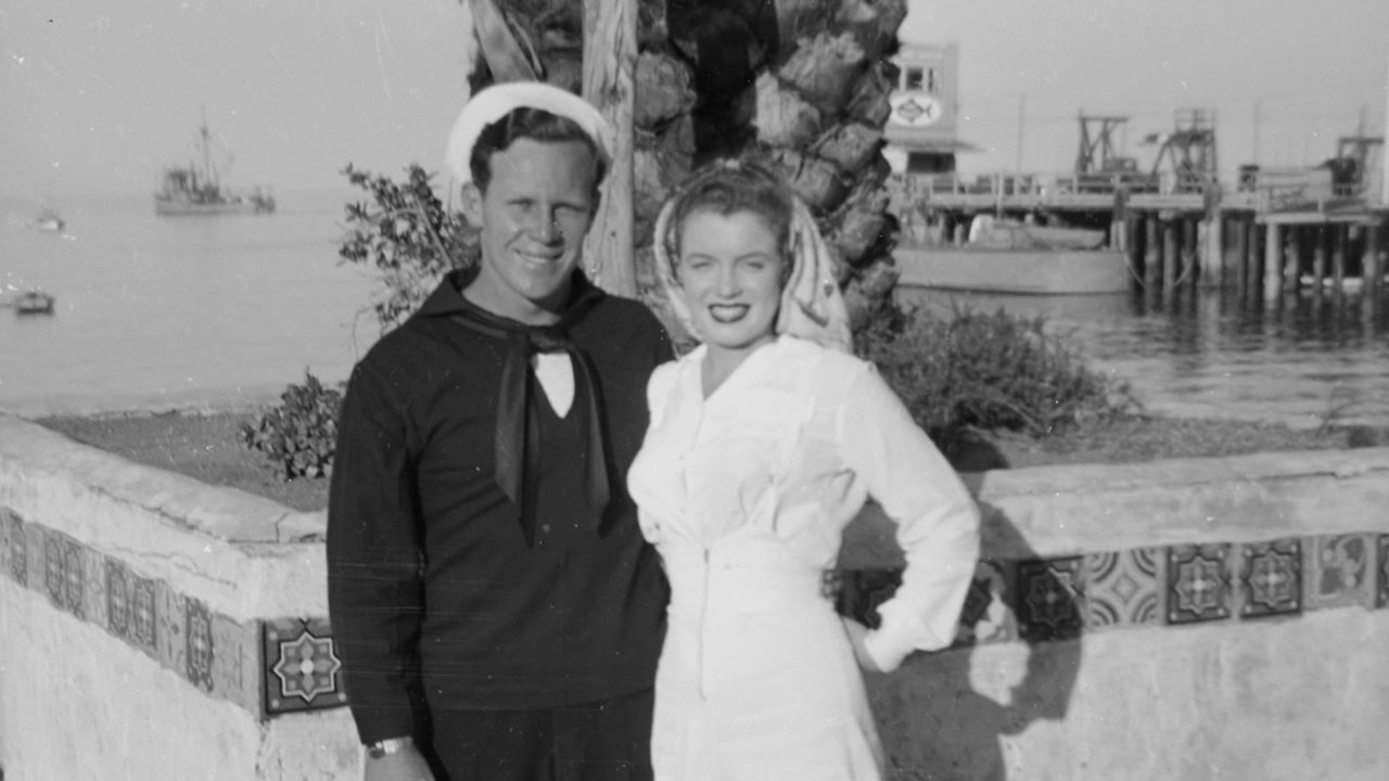 Norma Jean Baker (Marilyn Monroe) and her husband Jimmy Dougherty in Avalon